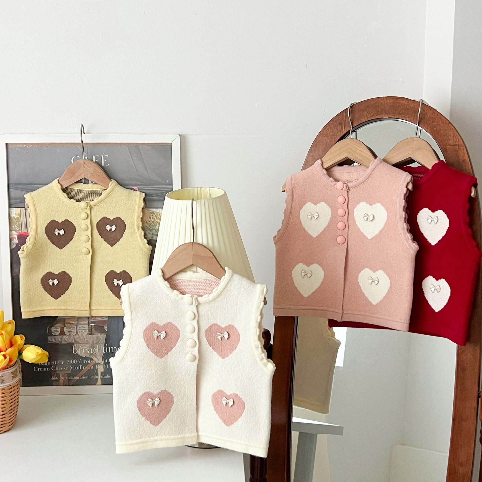 Niñas 2025 otoño y invierno nuevo chaleco de punto coreano estilo extranjero bebé de cuello redondo amor chaleco de punto cardigan