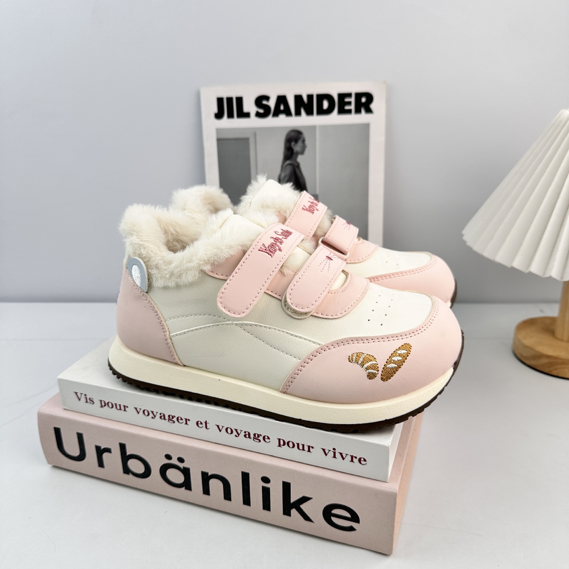 Yuanbo coreano casual y zapatos de veludo para mujeres 2025 invierno nuevo tipo de zapatos blancos con suela gruesa, zapatos de algodón casuales variados