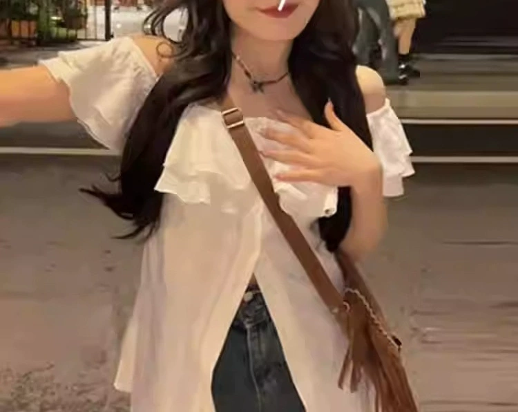 Женская рубашка больших размеров с открытыми плечами и короткими рукавами, летняя, утягивающая, с завышенной талией, обычный дизайн плеч, нишевый топ во французском стиле.