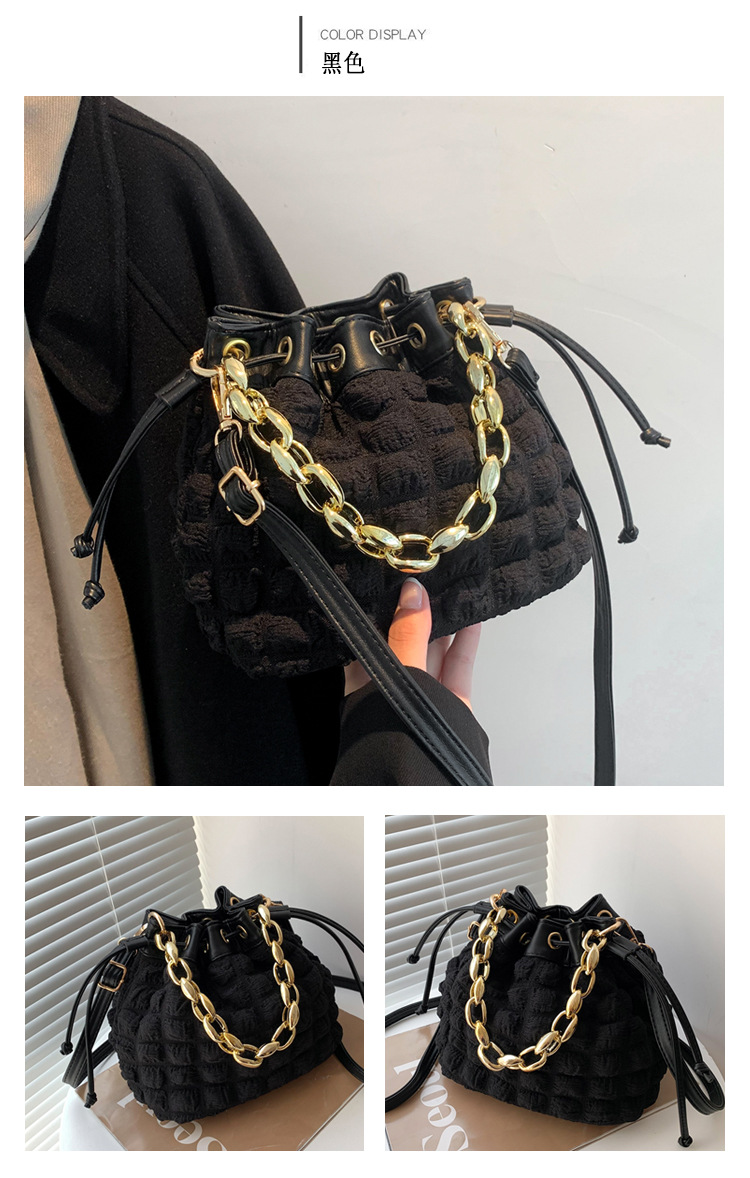 2021 New Casual Design Shrink Drawstring Metal Chainmessenger Bag Fashion Simple Shoulder Bag display picture 5