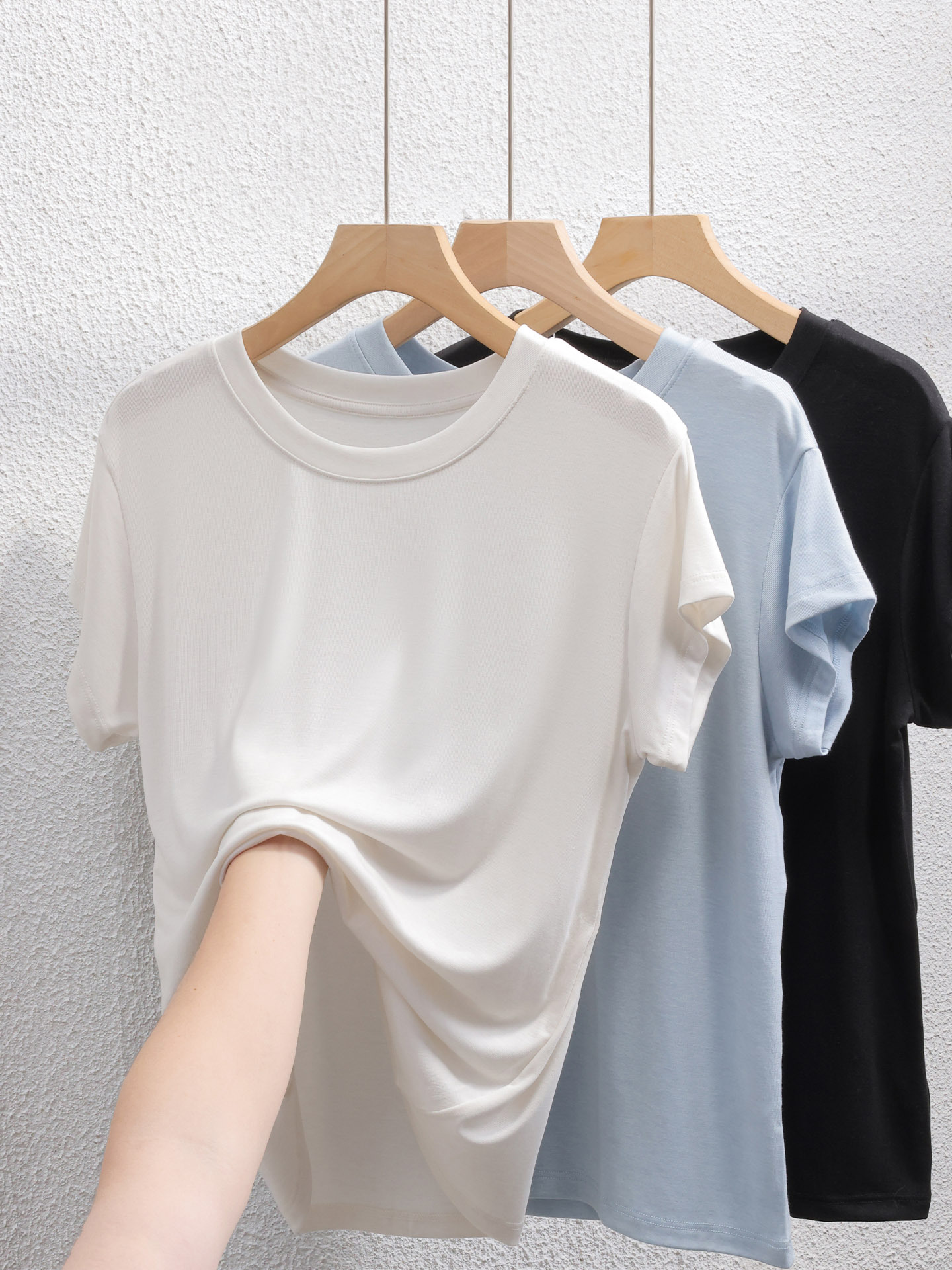 Woolen design solid color T-shirt with a round collar