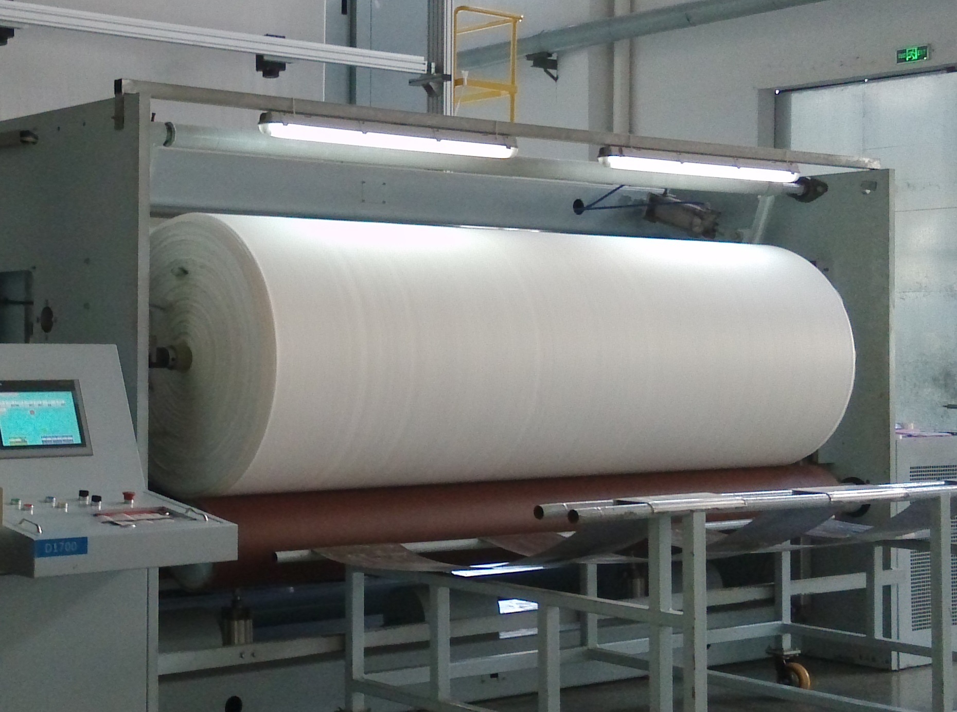 100%涤纶上浆水刺无纺布卷材