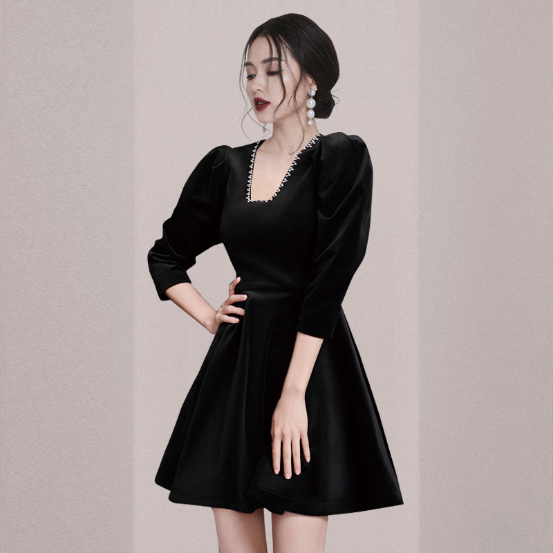 设计师同款2024冬欧美女装镶钻收腰V领丝绒法式连衣裙小黑裙9788