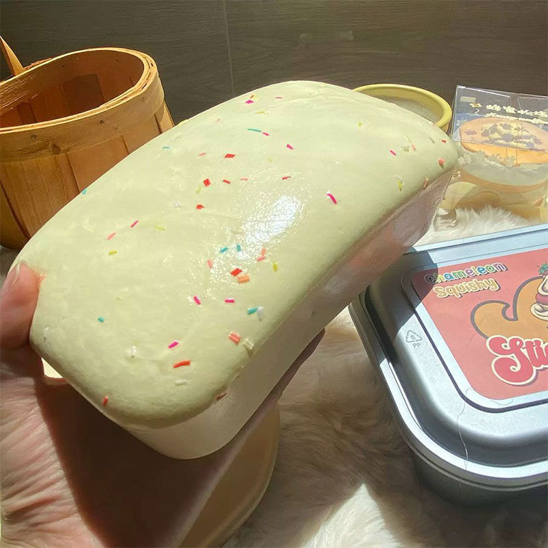 スローバックシミュレーショントーストの箱のケーキをつまんで、指をつまんで、つまんで、超厚で、柔らかくて、手触りがいいです。|undefined