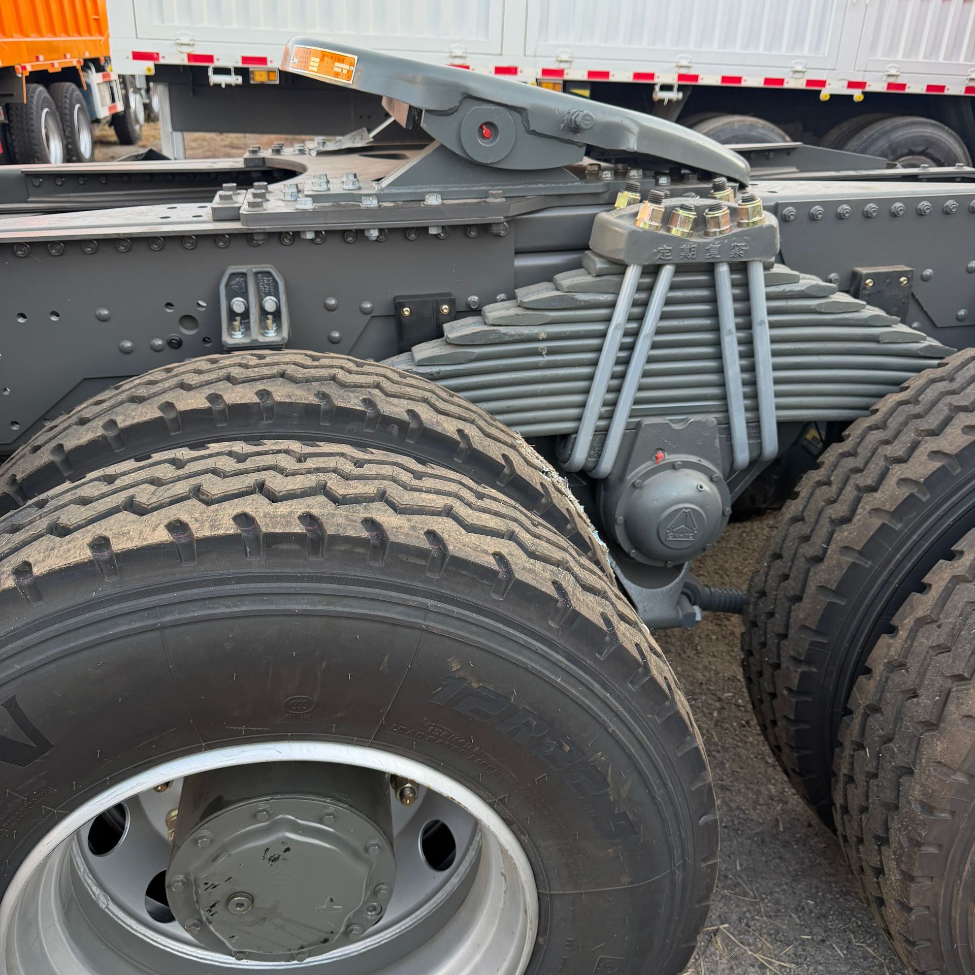 Exporting heavy-duty HOWO TX6X4 tractor head, HOWO tractor, semi-trailer, 440 horsepower towing unit