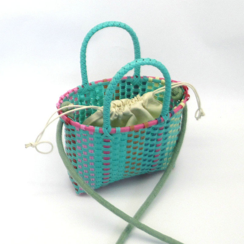 그린 컬러의 라운드형 코튼 로프 숄더 스트랩과 내부 포켓