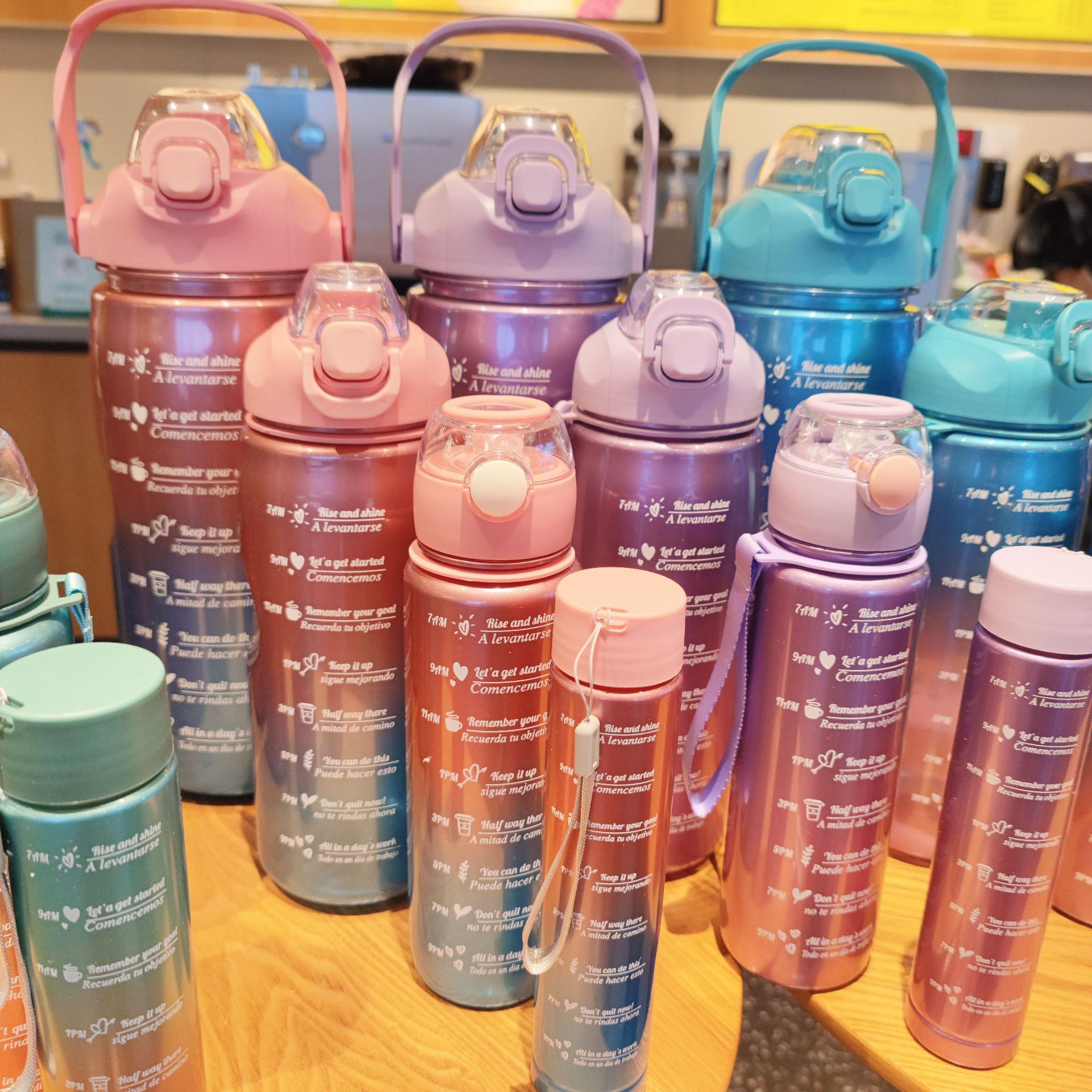 Resalte gradiente de color plástico paja taza de agua de cuatro piezas conjunto de gran capacidad de fitness deportes hervidor de agua mango portátil botella de agua