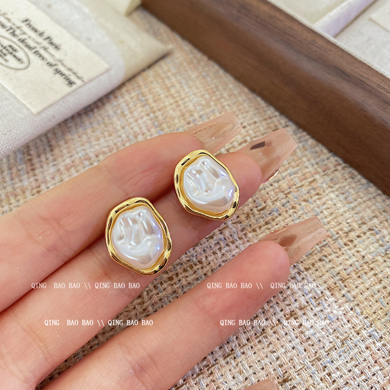 Geometric fashionable elegant earrings from pearl