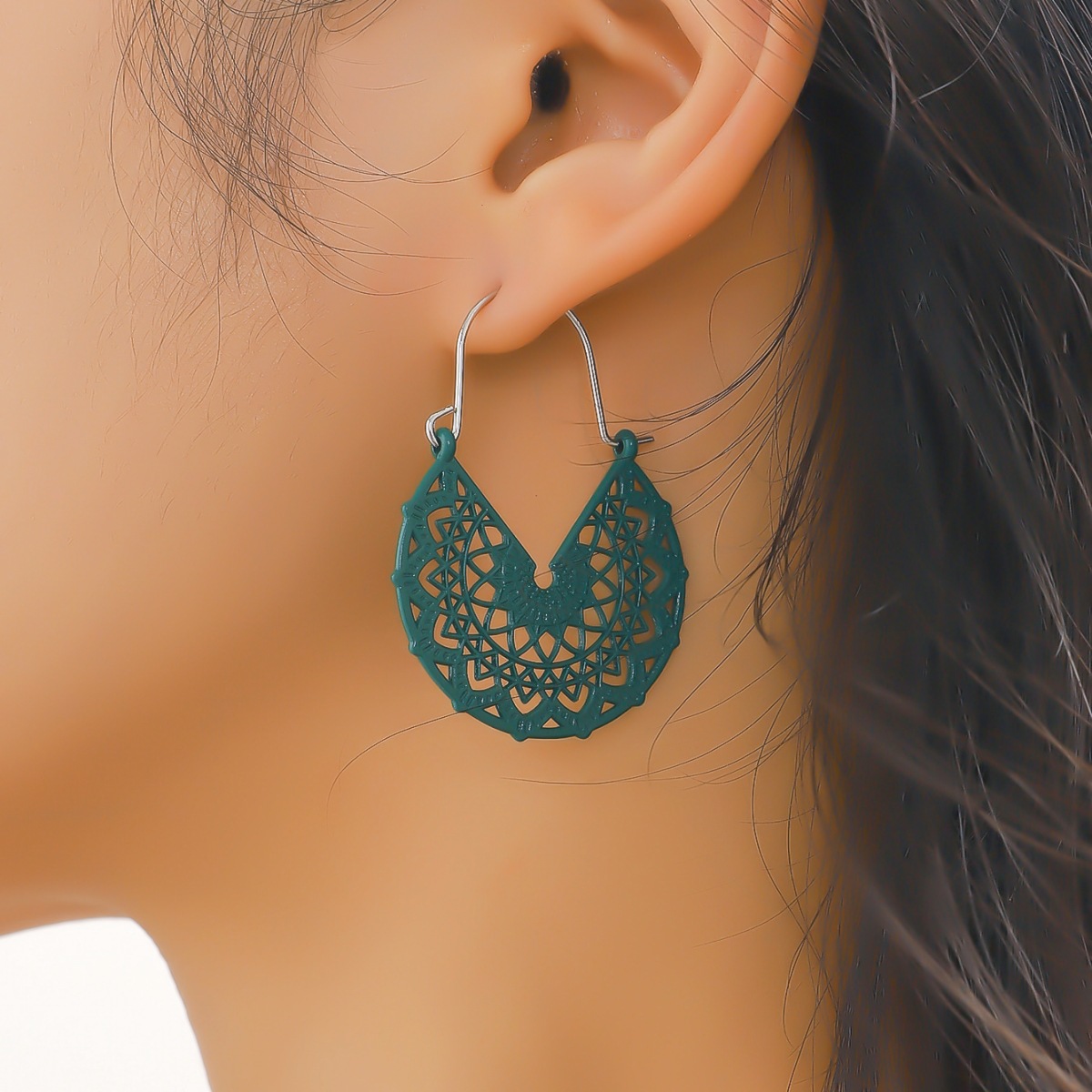 Pendientes de aleación huecos geométricos en forma de V de la moda bohemia de las mujeres de color retro pintura en aerosol todo partido joyería del oído al por mayor