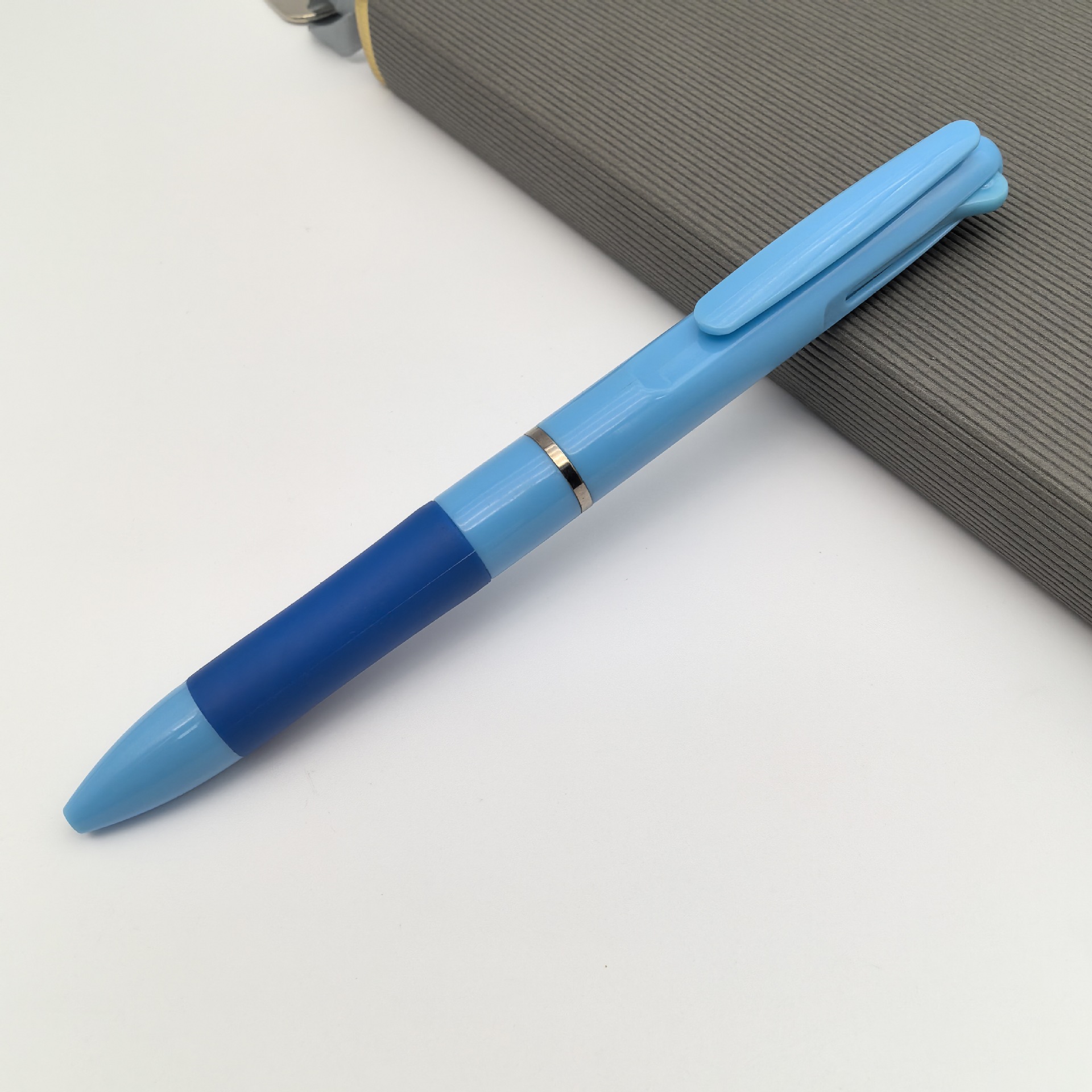 Nuevo bolígrafo multicolor creativo de plástico tricolor en un bolígrafo publicitario simple color 3 colores bolígrafo al por mayor