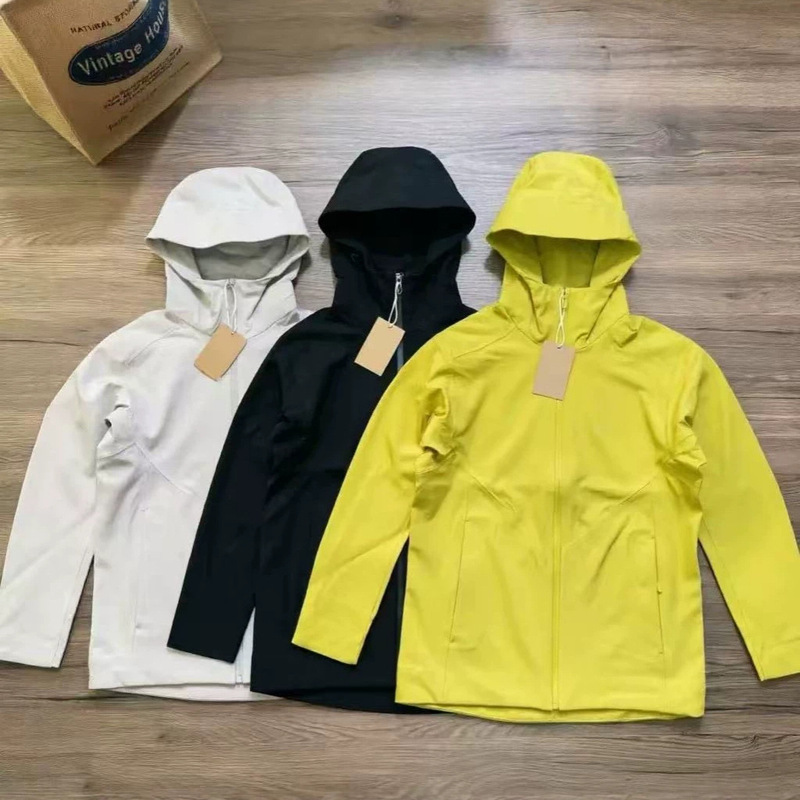 European and American style outdoor sports casual windproof and waterproof soft shell jacket, unisex, suitable for hiking and running with a hood