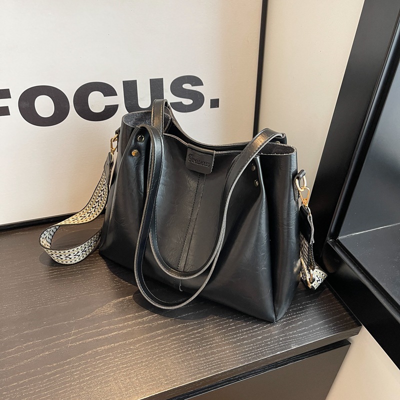 European and American retro large-capacity commuter tote bag 2024 new portable shoulder bag, textured wide shoulder strap messenger bag_voghion.com