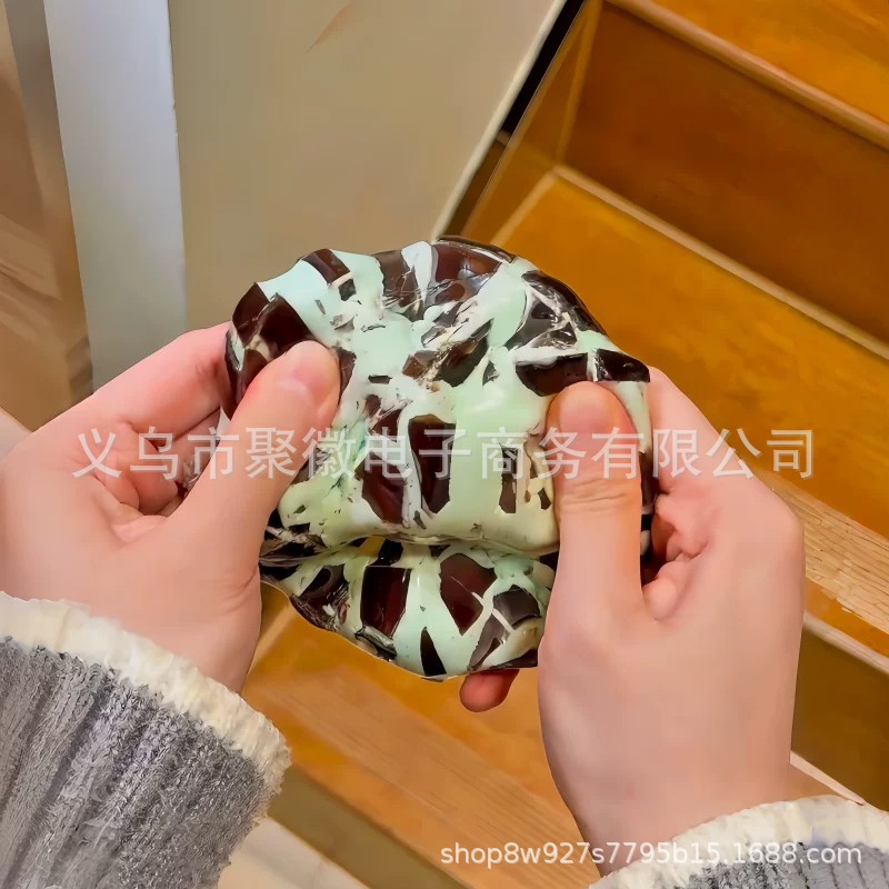 Mango de menta negra hecha a mano bola descomprimir el frito de goma de frito quebrantado será un sonido plástico creativo rebote con caja transparente