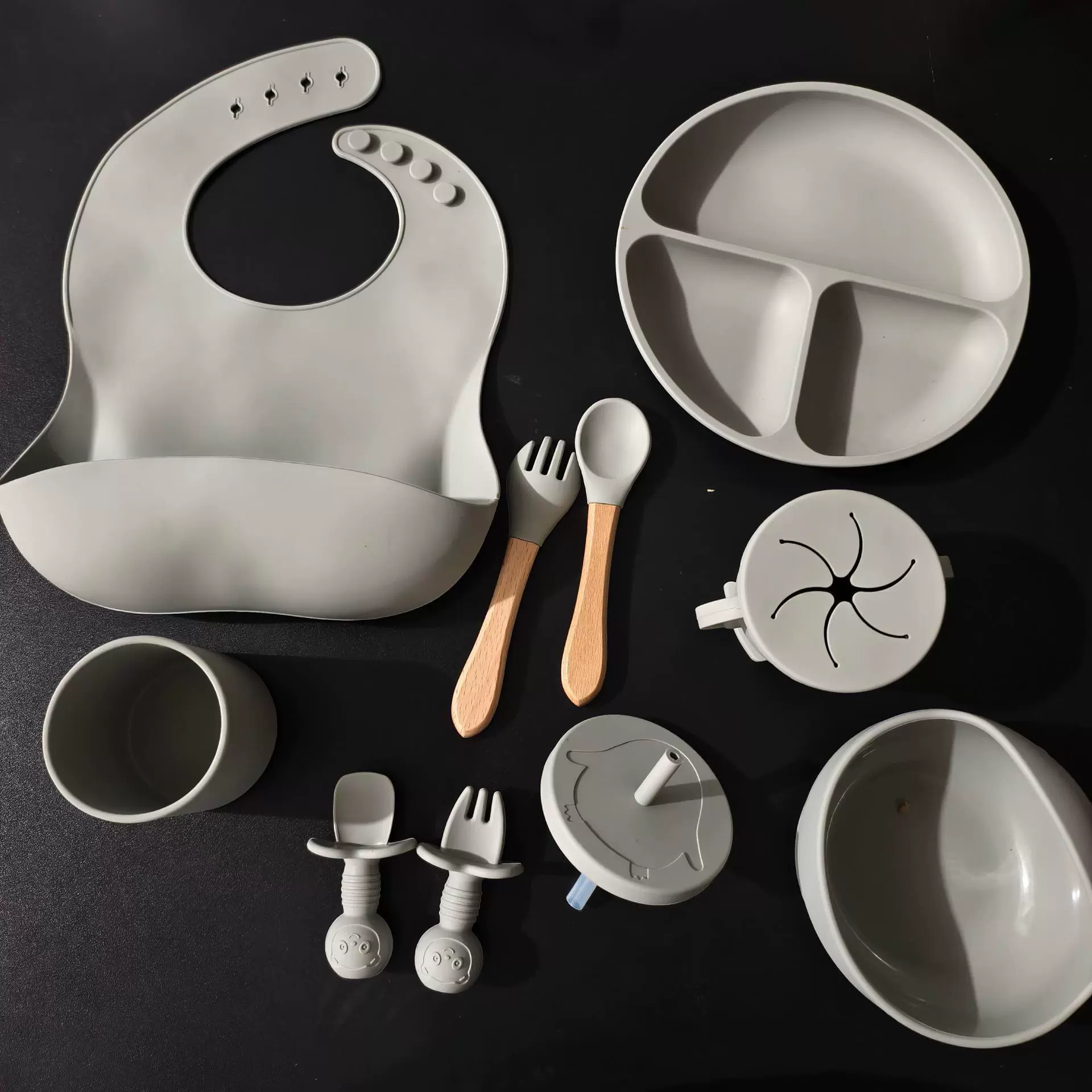 Детский набор посуды из десяти предметов: миска, тарелка, ложка, вилка, нагрудник, силиконовая тарелка для кормления малышей
