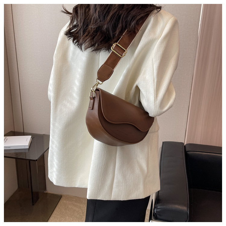 Damen 2024 Neue Mode Vielseitige Kleine Quadratische Hochwertige Internet Celebrity Live Broadcast Unterarm Satteltasche_voghion.com