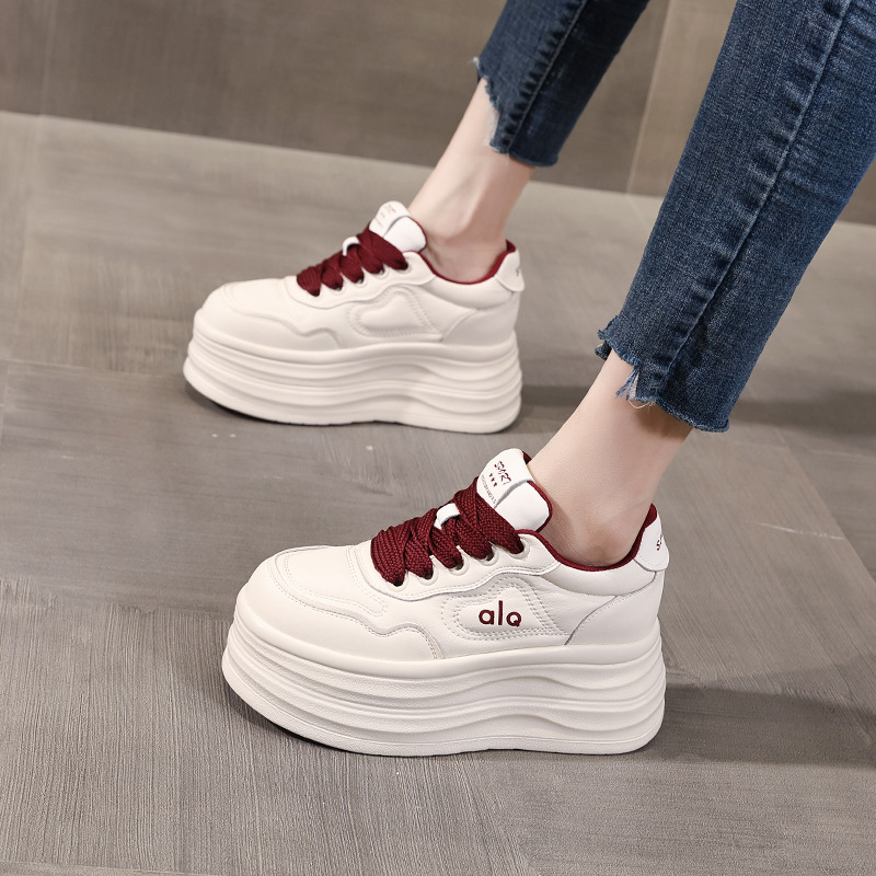 Giày sneaker nữ đế xuồng tăng chiều cao, đế dày 8 cm, phong cách thể thao — Màu nâu