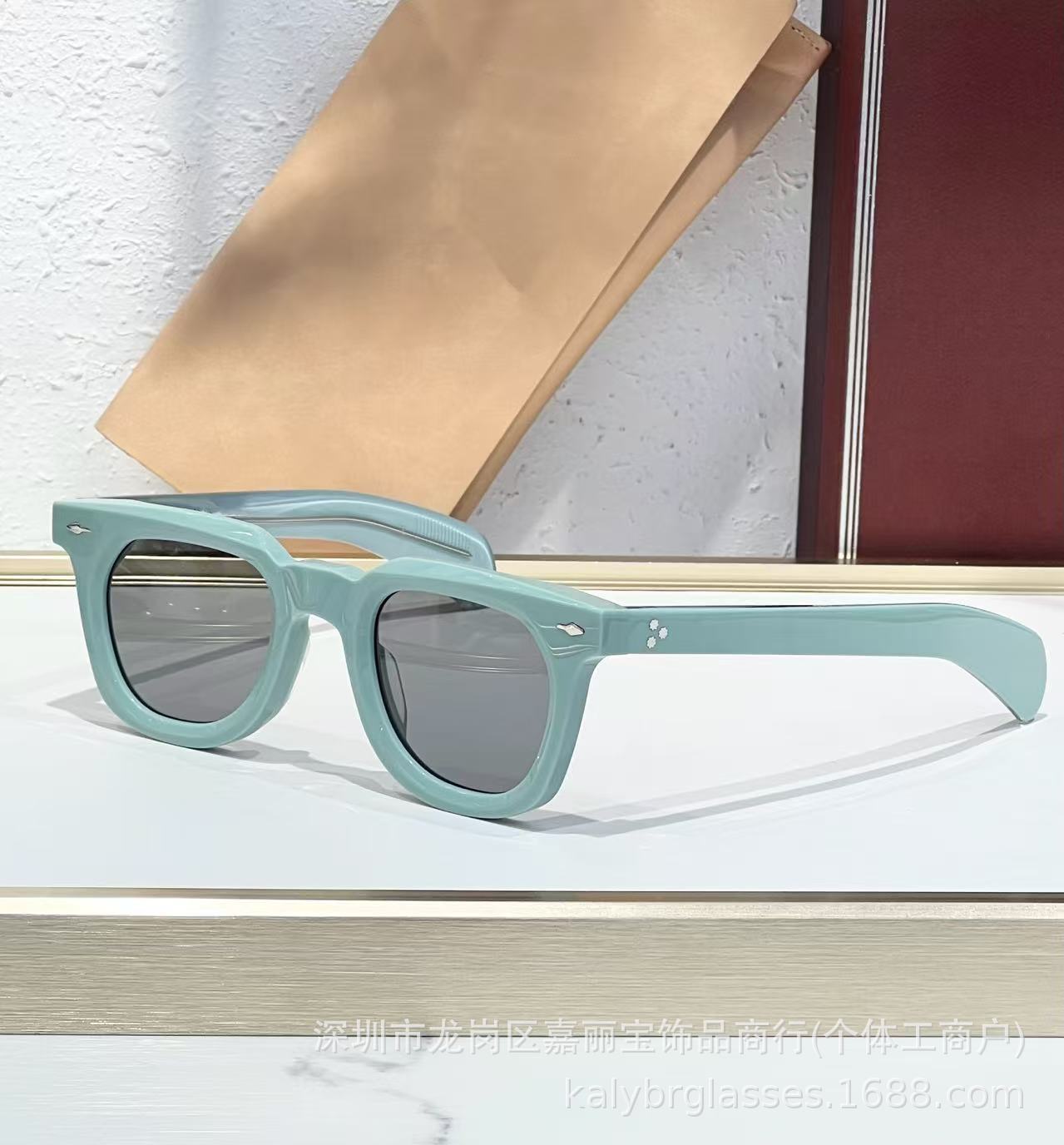 파란색 프레임 회색 필름