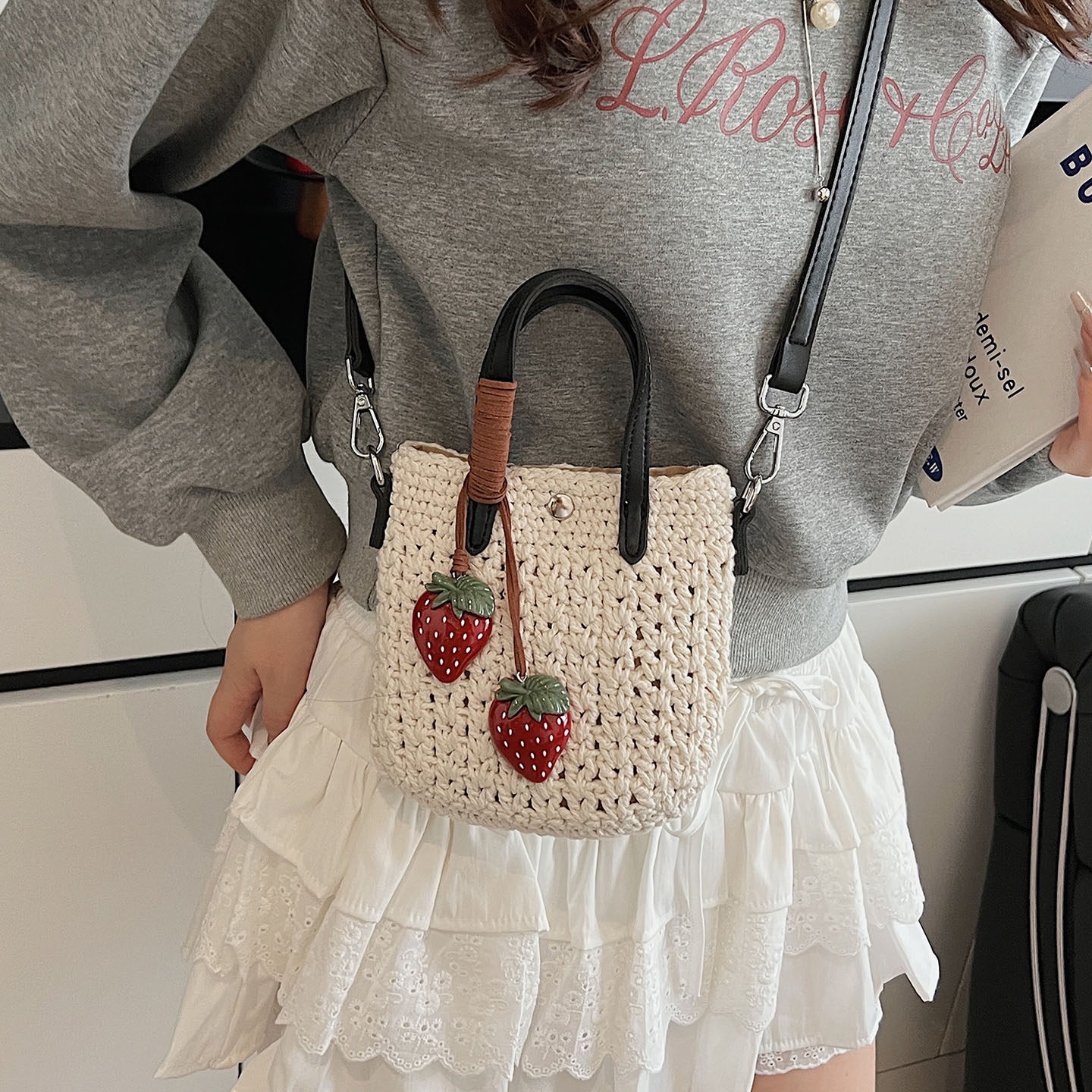 Verano 2026 bolsas populares de teléfonos móviles temperamento súper caliente hombro único nuevo tejido de moda nicho bolso de moda
