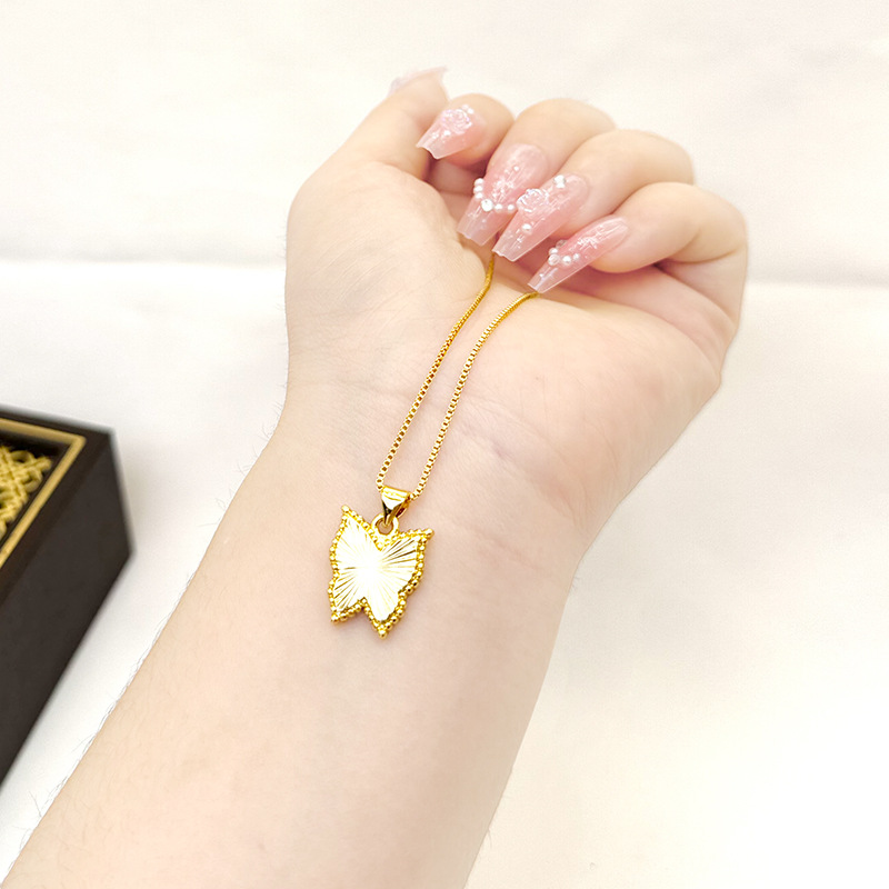 Nueva arena oro simple mariposa colgante aleación de cobre filamento versátil transfronterizo europeo y americano personalizado joyería de moda al por mayor