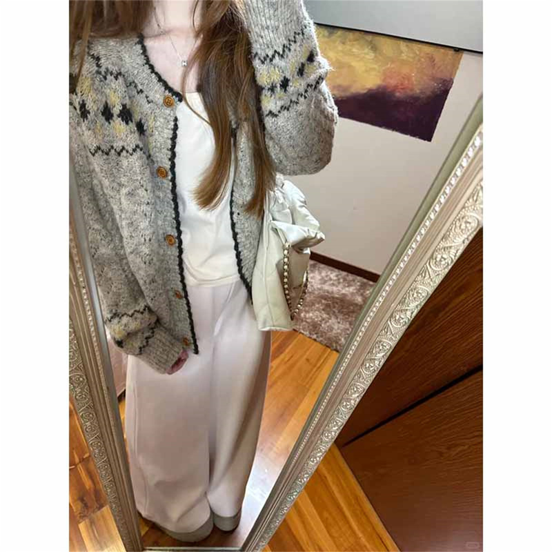 Christmas retro Fair Isle jacquard knit cardigan for women, casual style wooden button sweater coat, Korean style high-end top Christmas retro Fair Isle jacquard knit cardigan for women, casual style wooden button sweater coat, Korean style high-end top