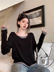韓系のゆったりとした偽の長袖の上着の女性の早秋の長袖のtシャツの春秋のデザイン感は色の中で底のシャツを掛けます。
