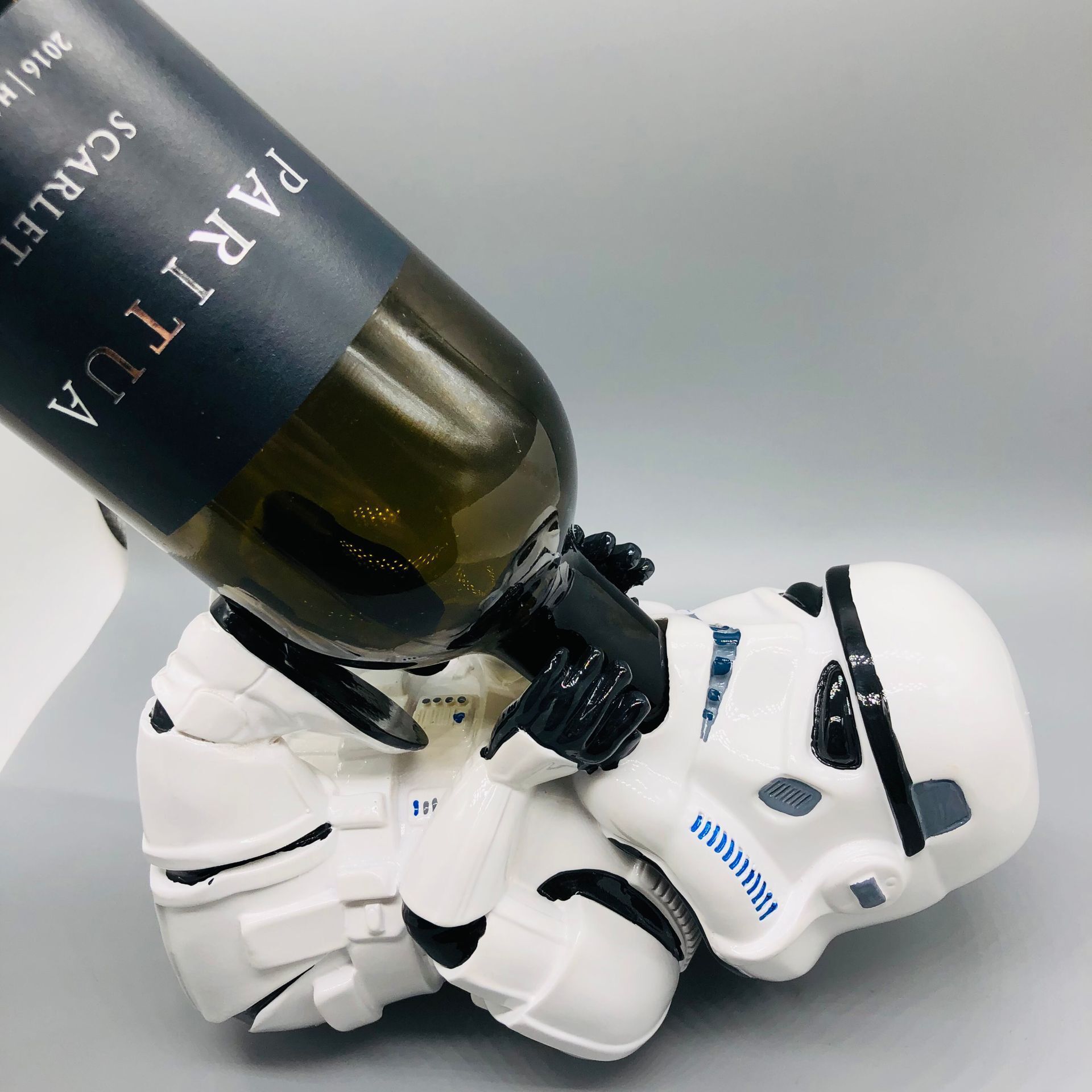 Star Wars soldado blanco negro Guerrero soporte de vino blanco bandeja de vino estante de vino lindo Guerrero blanco bandeja de vino decoración de estante de vino