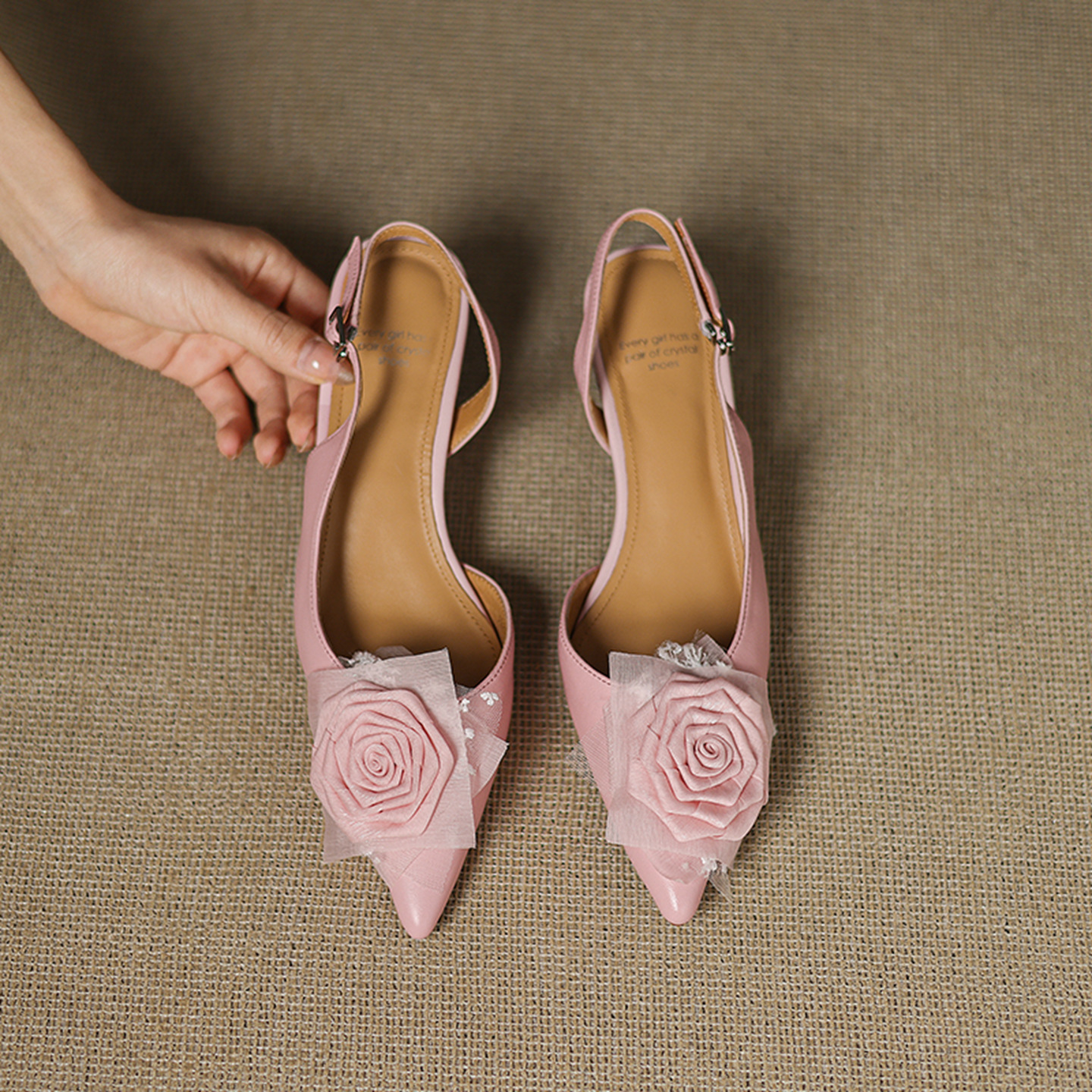 Sandal cao gót nữ hở mũi quai ngang đính hoa, gót 4 cm — Da cừu đen
