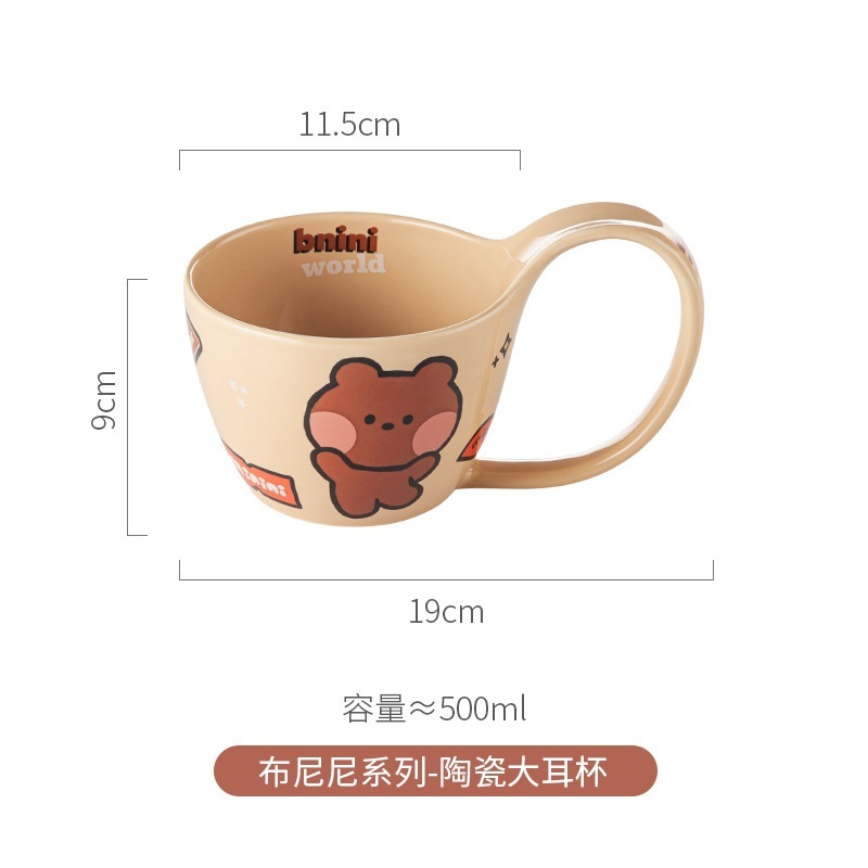 ブラウン熊はハンドル付きの陶磁器焙煎チーズグラタンを持っています。|undefined