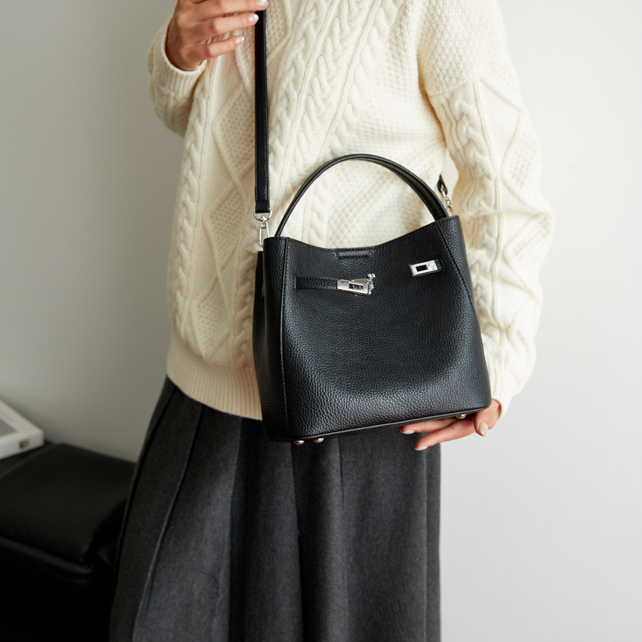 Bolso coreano de cuero suave litchi de gran capacidad de un solo hombro bolso de cubo 2025 nuevo bolso de cinturón de bloqueo para mujeres