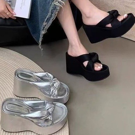 2026 primavera y verano vestido red nueva explosión ventilada tacones antideslizantes desgaste pequeño aumento de altura zapatillas de mujer image 4