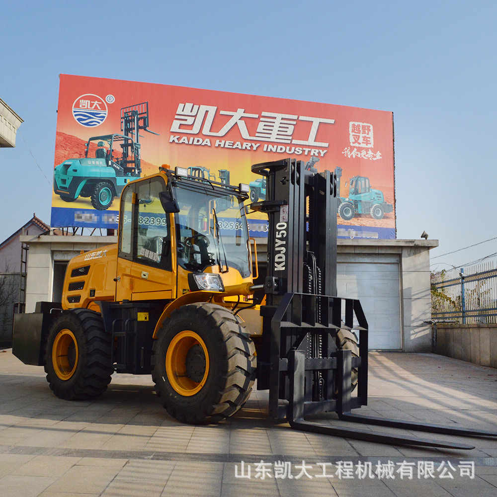 户外山地搬运叉车多功能抱夹搬运5吨升降起重四驱越野叉车3吨4吨