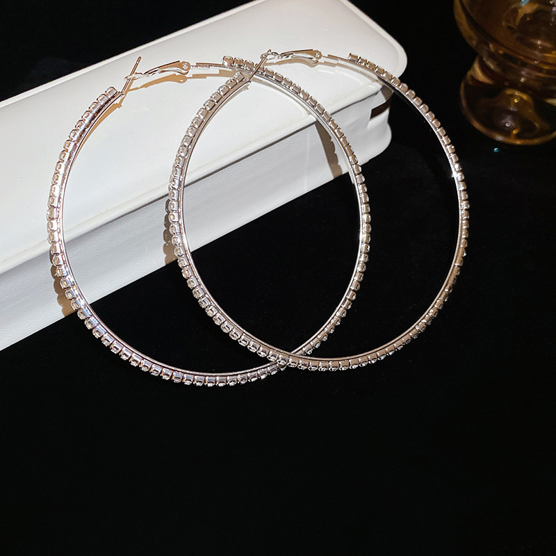 Aguja de plata viento frío, orejeras redondas con incrustaciones de diamantes, pendientes de diseño exagerado de nicho, pendientes de moda femenina, lujo ligero, sentido de alta gama