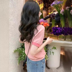 ピンクの衝突色の丸首ニット半袖tシャツ女性の夏の優しい風のデザイン感があります。