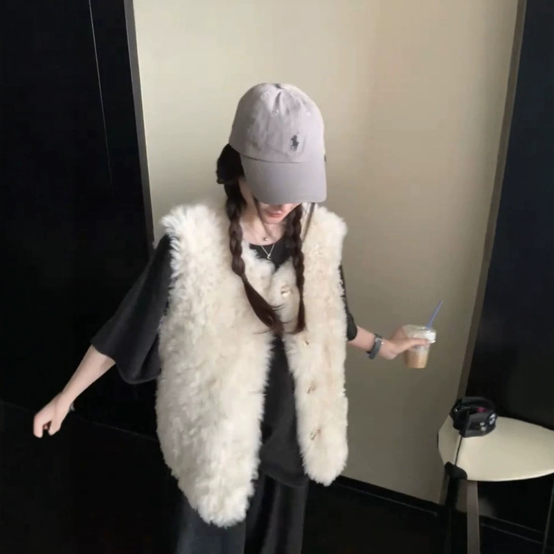Ouni eco-friendly faux fur integrated sleeveless vest, versatile and warm for autumn and winter, women's furry vest jacket Ouni eco-friendly faux fur integrated sleeveless vest, versatile and warm for autumn and winter, women's furry vest jacket