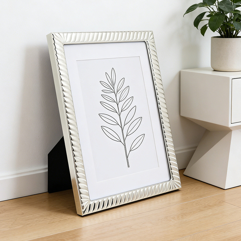 Source Factory Fashion Simple Silver Metal Photo Frame Stand Studio Photo Frame Threaded Alloy Photo Frame Wholesale