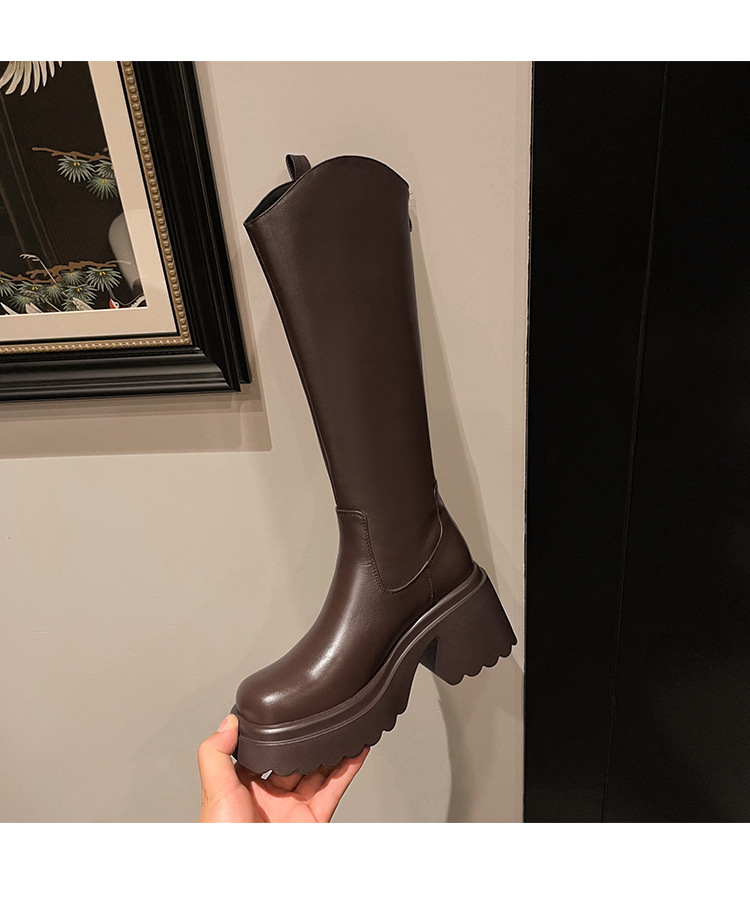 Boot nữ cổ cao mũi tròn gót vuông dày 9 cm, phong cách kỵ sĩ V-cut — Ống lớn màu nâu sẫm lót một lớp chi tiết 49