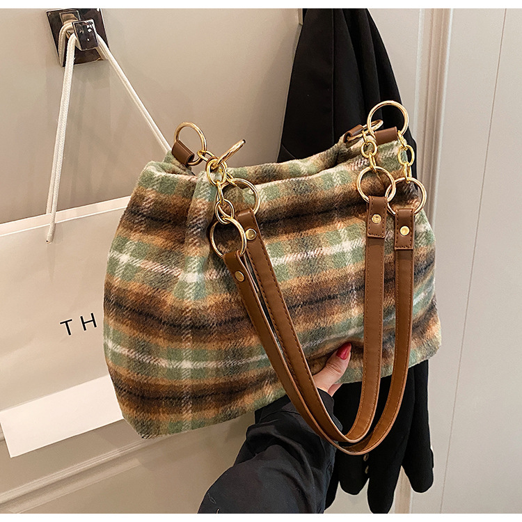 Large capacity tote female niche design, commuting outdoor travel bag, high-end casual autumn and winter new item_voghion.com