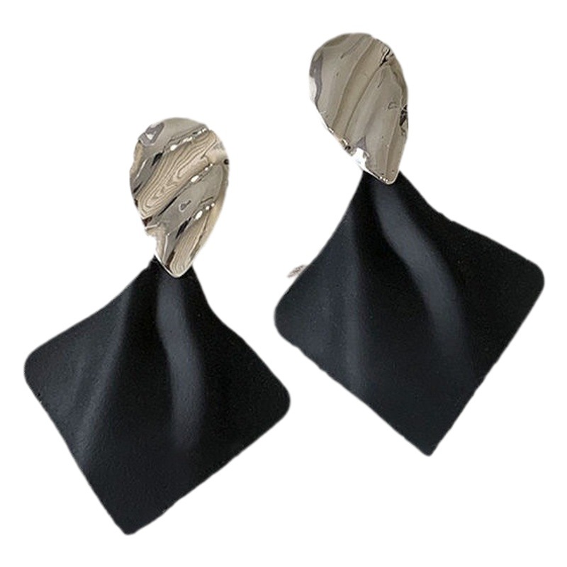 Pendientes geométricos con pliegues irregulares con cuentas de vidrio con aguja de plata Pendientes de alta calidad de temperamento negro Pendientes ligeros de lujo