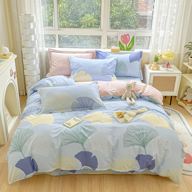 Pequeñas flores de algodón de cuatro piezas de una sola cama impresa cubierta de edredón dormitorio de estudiantes cama de algodón de tres piezas de una sola cama cubierta de edredón
