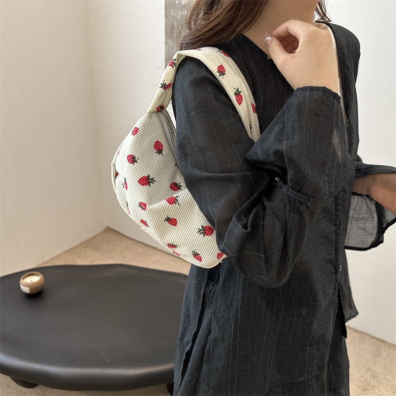 Moda coreana versátil impresión de tela de cordillera de fresa bolsas debajo del brazo 2024 verano nuevo pequeño bolso de viaje fresco