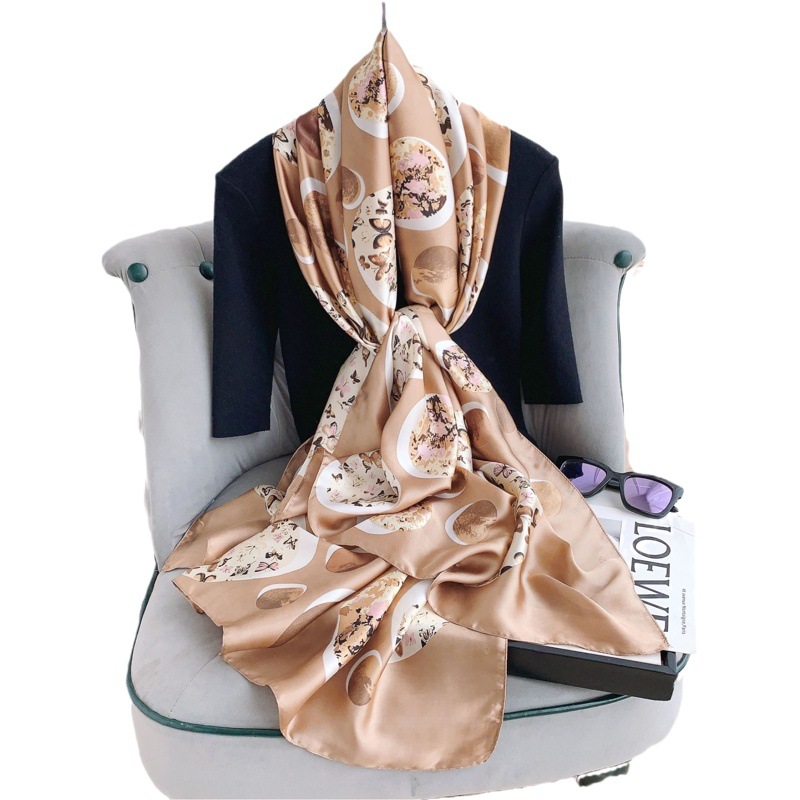 Pañuelo de seda de nuevo estilo para el verano de 2024 para mujer, pañuelo de playa decorativo fino con protección solar, chal estampado de seda sintética extendido para mujer en existencia