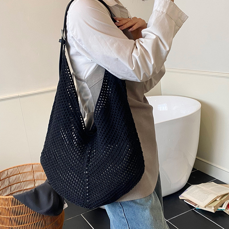 Bolso de axila de estilo explosivo de diseño hueco popular de verano 2025 nuevo bolso tejido de paja de moda bolso de playa señoras