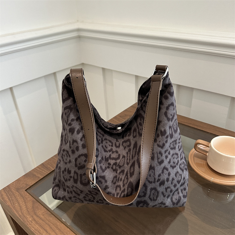Otoño y invierno populares bolsos de leopardo para mujeres 2024 nueva bolsa de hombro de transporte de gran capacidad ocio tote