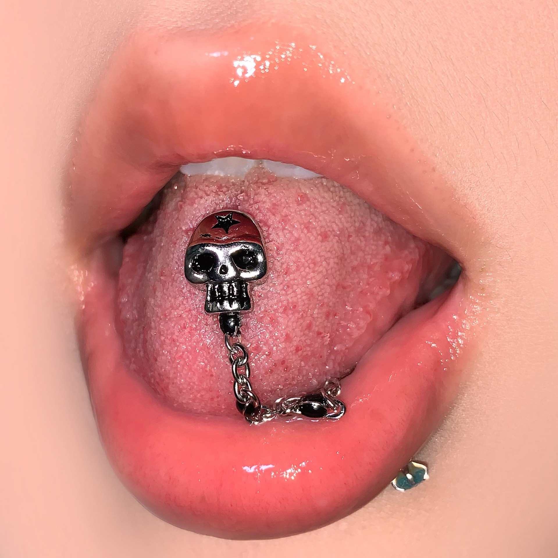 Silver pointed spike labret stud material detail