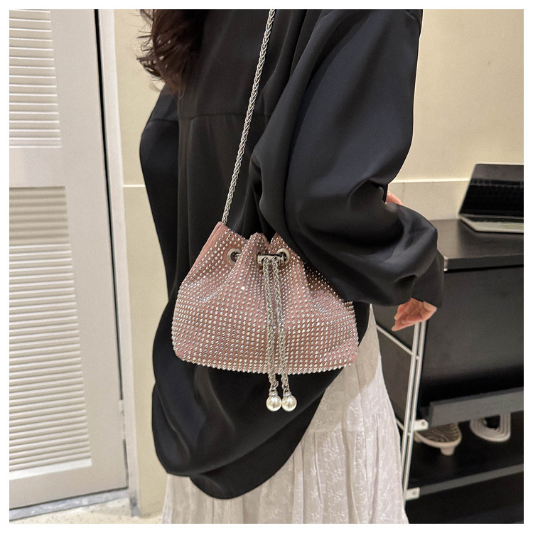 Dames tas met koordsluiting en strass steentjes met ketting_voghion.com