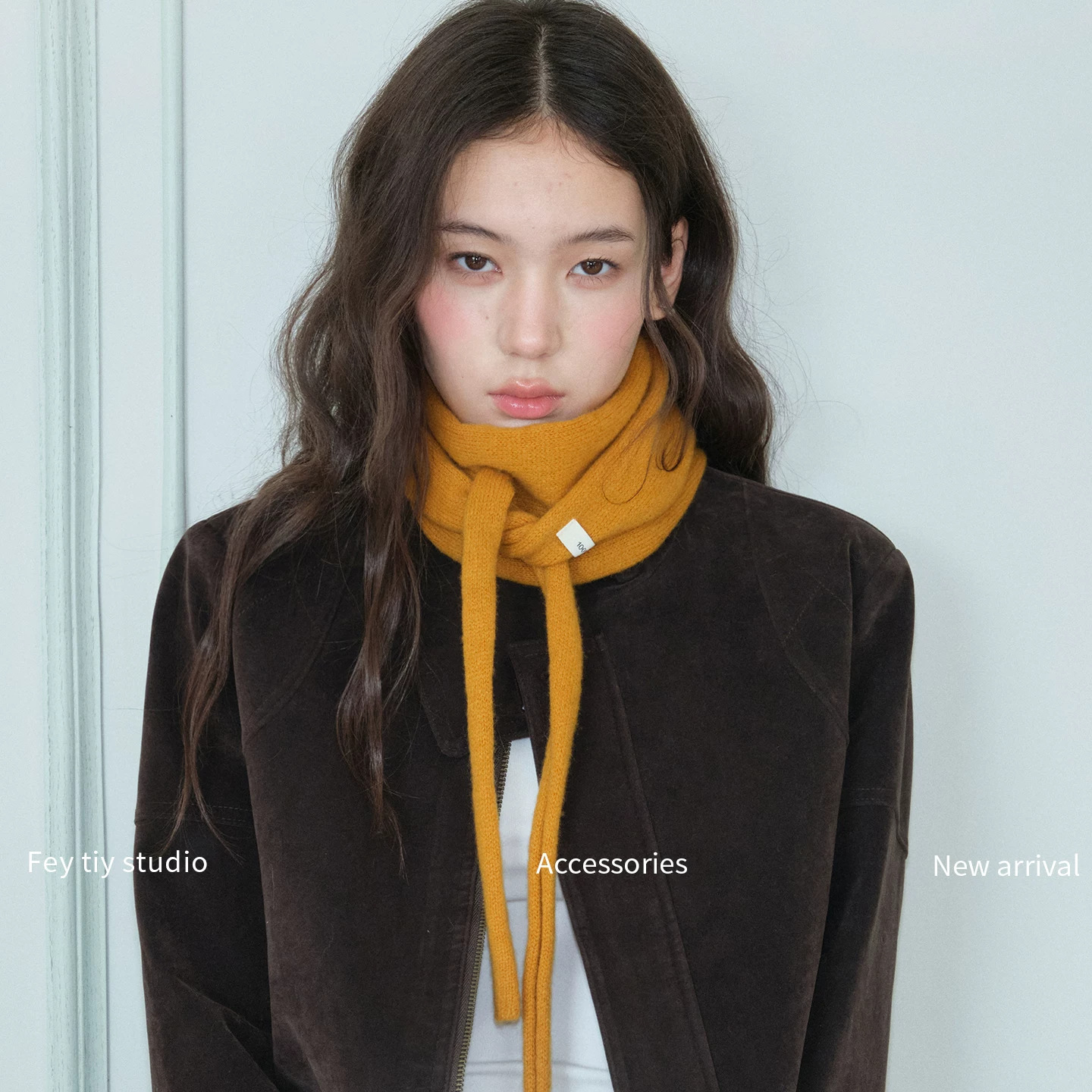 Korean-style solid-color 100% wool knitted scarf, triangular scarf for women, autumn fashion accessory, eye-catching and stylish shawl or neck scarf