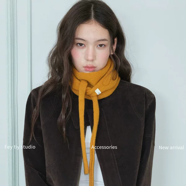 Korean-style solid-color 100% wool knitted scarf, triangular scarf for women, autumn fashion accessory, eye-catching and stylish shawl or neck scarf