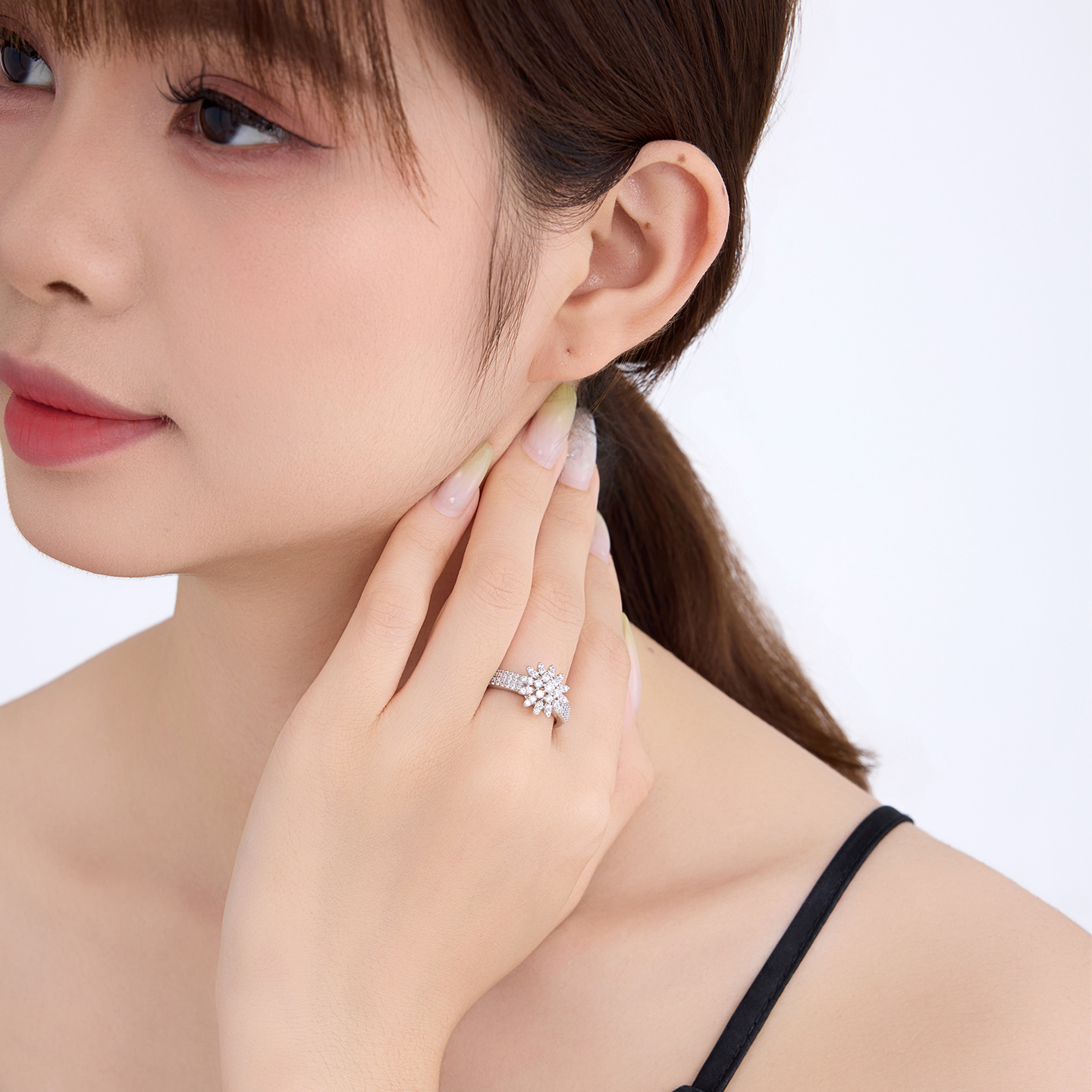 Joyas Xuping gemas artificiales ligeras de lujo anillo de aleación de cobre chapado blanco europeo y americano anillo de flocos de nieve transfronterizos al por mayor
