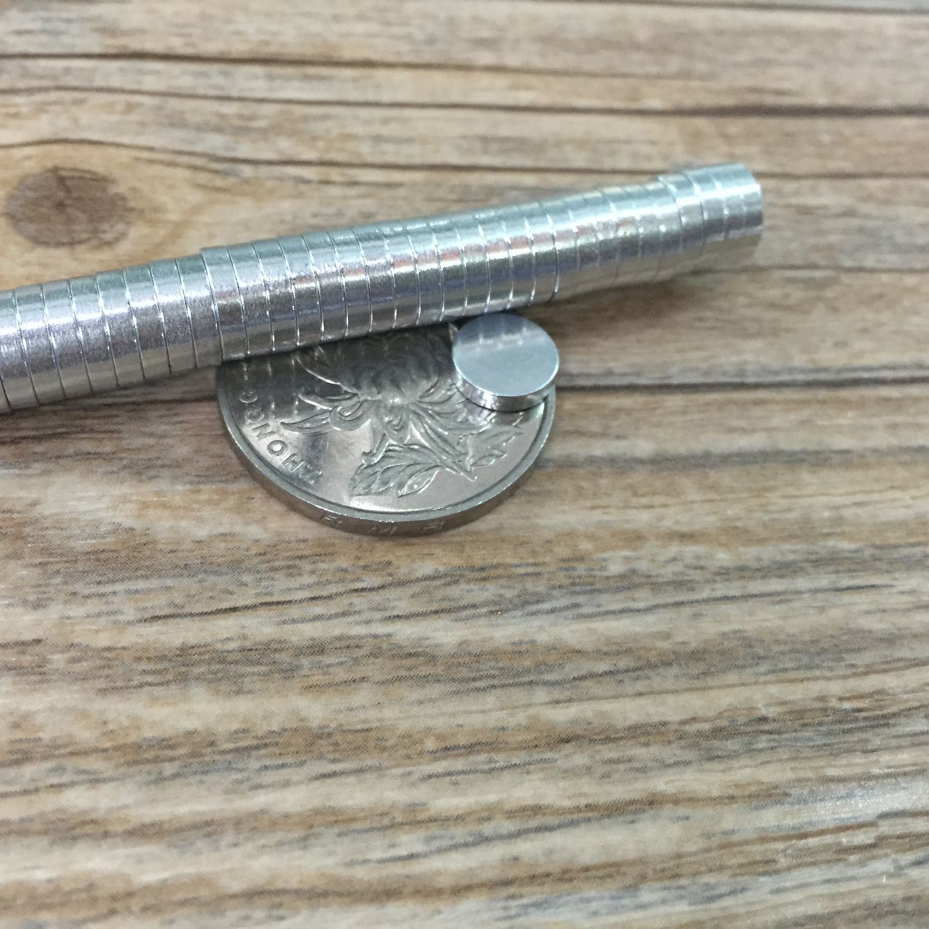 圆形8*2毫米强磁铁吸铁石稀土永磁王强磁铁 包装盒上家用DIY强磁