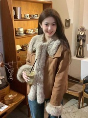 美ラードは茶色の毛羽立ちを着て襟をめくるコートを着ています。